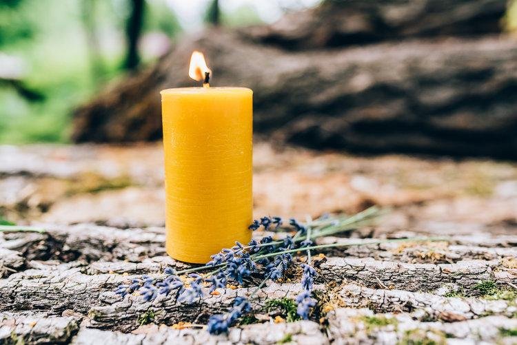 Chandelle de cire d'abeille en cierge - Mousse Café, coopérative de solidarité